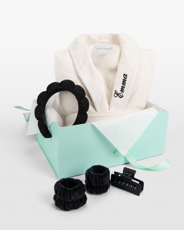 Badekåpe med navn og håraccessoirer i gavesett til henne