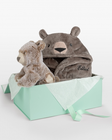 Sett med barnemorgenkåpe med navn og kosedyr med bjørnemotiv