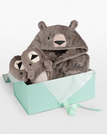 Sett med barnemorgenkåpe med navn og babytøfler med bjørnemotiv