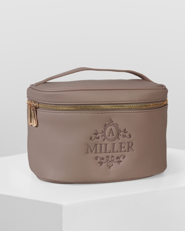 Romslig beauty bag med navn