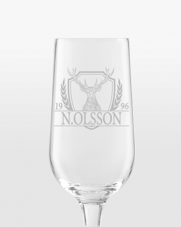 Ølglass med gravert hjortmotiv, navn og årstall