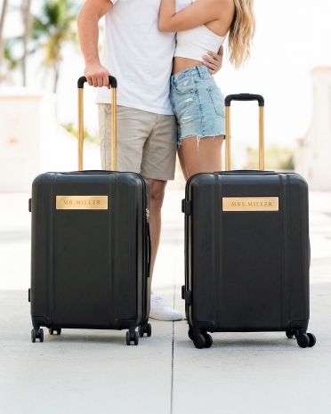 Svart koffert med gravert navn