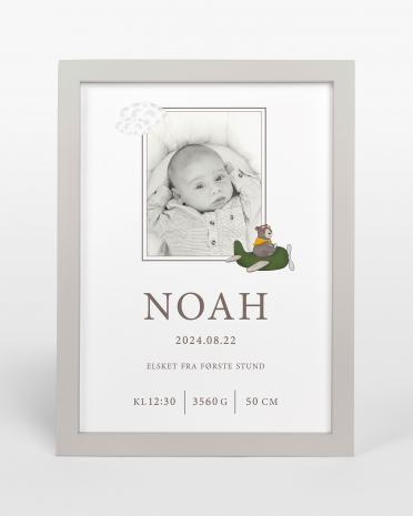 Personlig dåpstavle med bilde og barnets lengde, vekt og fødselsdato