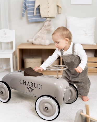 personlige sparkebiler i metall som trykkes med barnets navn