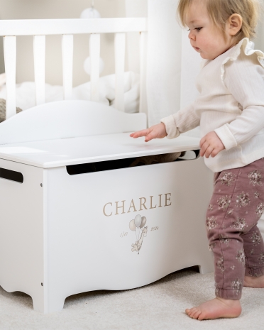 Hvit oppbevaringskiste i tre med sjiraffmotiv og personlig navn