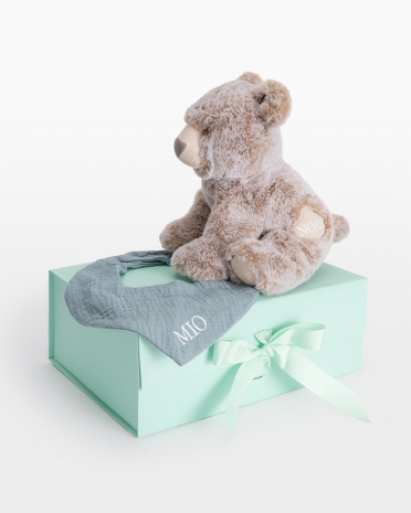 Gavesett med kosebamse og siklesmekke med navn