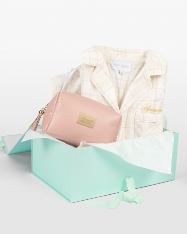 Flanellpysjamas og toalettmappe med navn