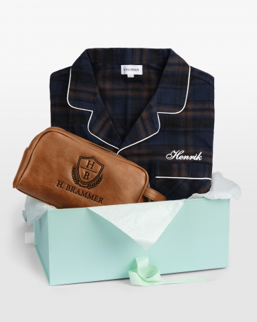 Gavesett med brodert pyjamas og necessær