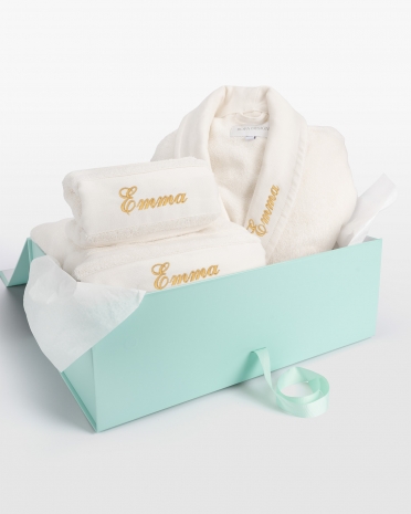 Kremfarget håndklærsett med badekåpe og personlig gullbrodert design, for luksuriøs stil og koselig komfort.