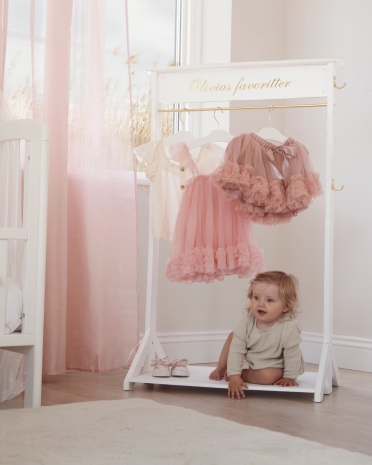 Hvit klesstativ med navn, en personlig innredningsdetalj til barnerommet