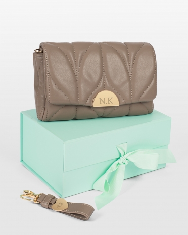 Konvoluttveske og nøkkelring med navn er en personlig gave til henne