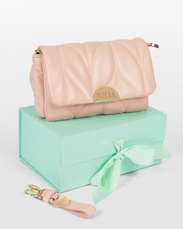 Nøkkelring og konvoluttveske med gravering er en personlig gave til mamma