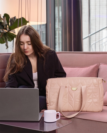 Smidig dataveske for henne