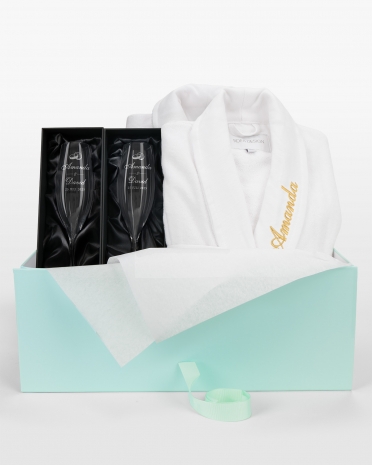 Gavesett til brudepar med broderte morgenkåper med navn og inngravert champagneglass