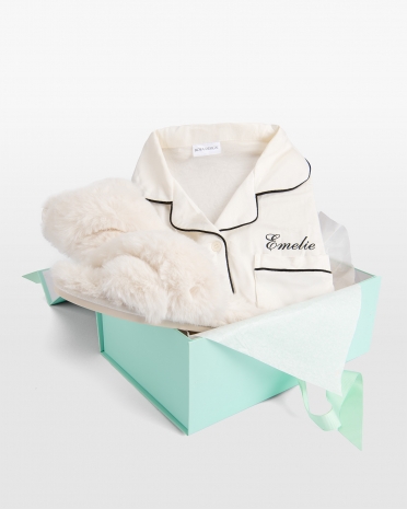 Pyjamas med navn og fluffy tøfler i sett til henne, i gaveeske
