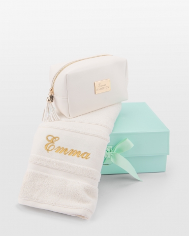 Håndkle og necessær med navn til henne