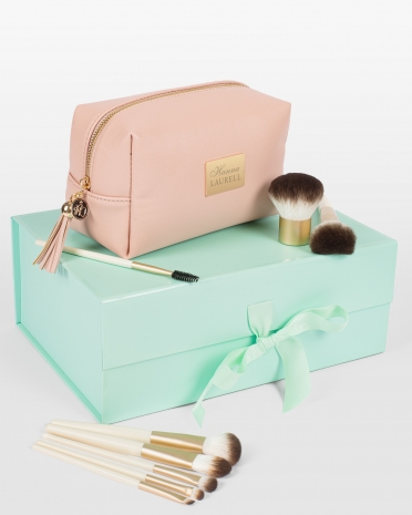 Sminkekostesett og sminkeveske med navn er en personlig gave som garantert vil bli elsket av mottakeren.