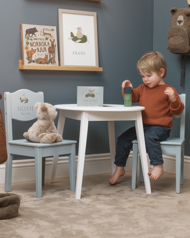 Bord og stoler med barnets navn