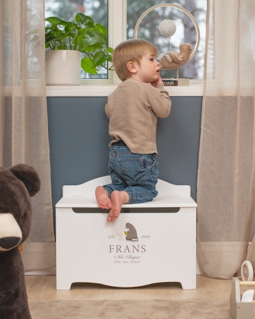 Hvit oppbevaringskiste med barnets dåpsopplysninger