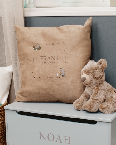 Putevar med barnets navn og fødselsopplysninger