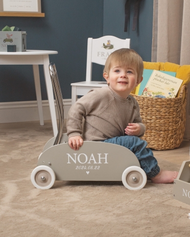 Sandfarget gåvogn med navn og dato