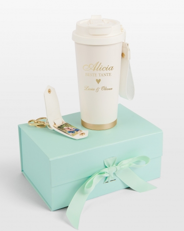 Sett med termokopp med navn og nøkkelring med bilde i gaveeske