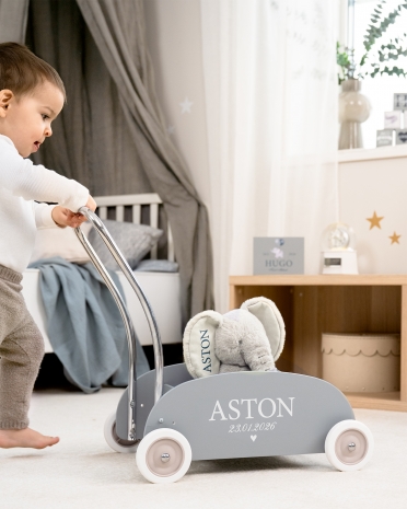 Blå gåvogn med navn og dato