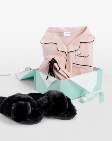 Rosa pyjamas med navn og svarte tøfler i gaveeske