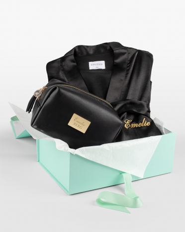 Morgenkåpe i sateng og svart toalettmappe med navn i gaveeske