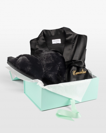 Morgenkåpe i sateng, brodert med navn og svarte tøfler i gaveeske