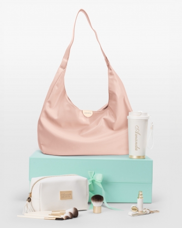 Gavesett i gaveeske for henne