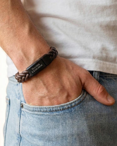 Brunt flettet armbånd med personlig tekst