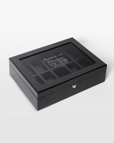 Vakker svart klokkeboks i tre med glasslokk og gravert tekst etter eget valg til konfirmasjon