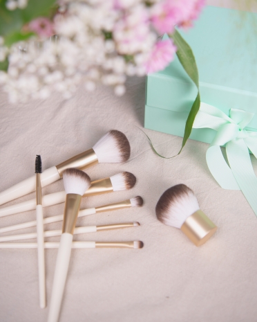 Sminkekostesett med åtte nyttige sminkekoster.