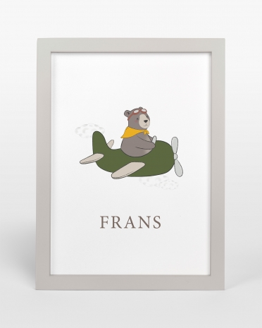 Personlig tavle til barnerommet med bjørn i flyvemaskin med egen tekst, med grå ramme
