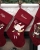 Rød julestrømpe med en fe som leveres med brodert navn