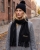 Sett med svart lue og skjerf med broderi