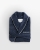 Klassisk marineblå badekåpe med personlig broderi, perfekt for tidløs komfort og stil.