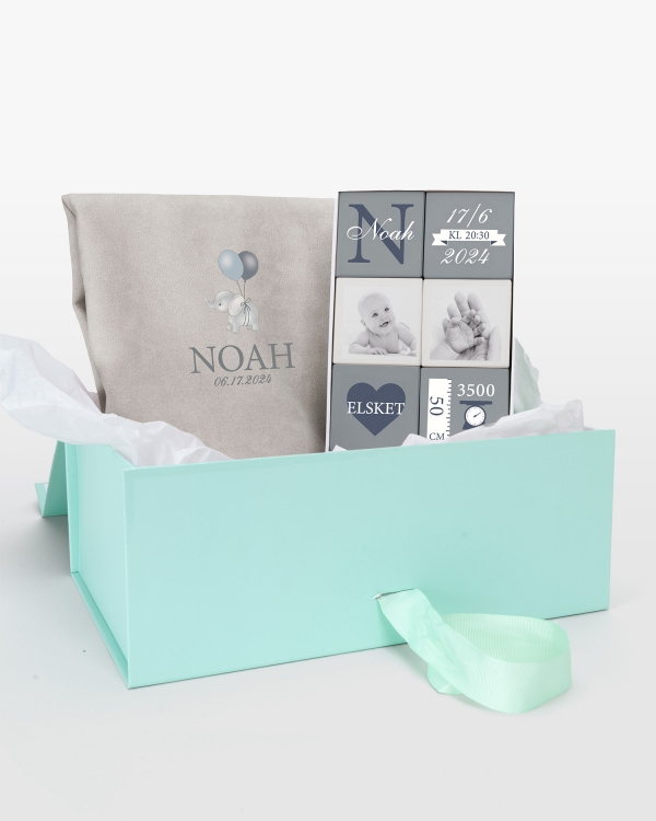 Gaveesett til nyfødt med putetrekk og treklosser, personlig med navn og bilde.
