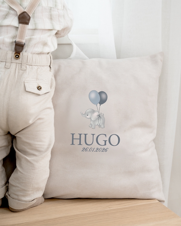 Grå pute med elefantmotiv og navn og dato