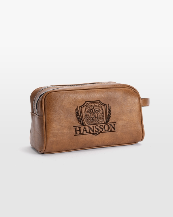 Robust necessär i konjakk med personlig brodert navn og bjørnemotiv, klar for alle eventyr.