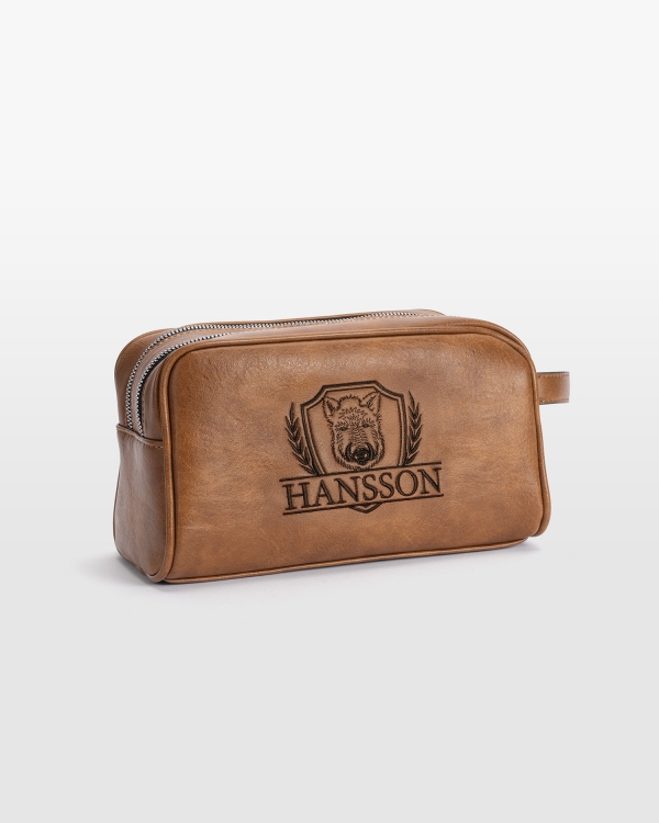 Voimakas konjakinruskea necessär nimikirjonnalla ja villisika-aiheella, ihanteellinen tyyliin ja kätevään säilytykseen.