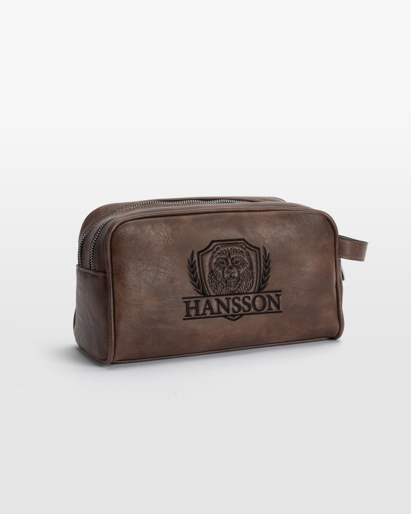 Robust necessär i brun med personlig brodert navn og bjørnemotiv, klar for alle eventyr.