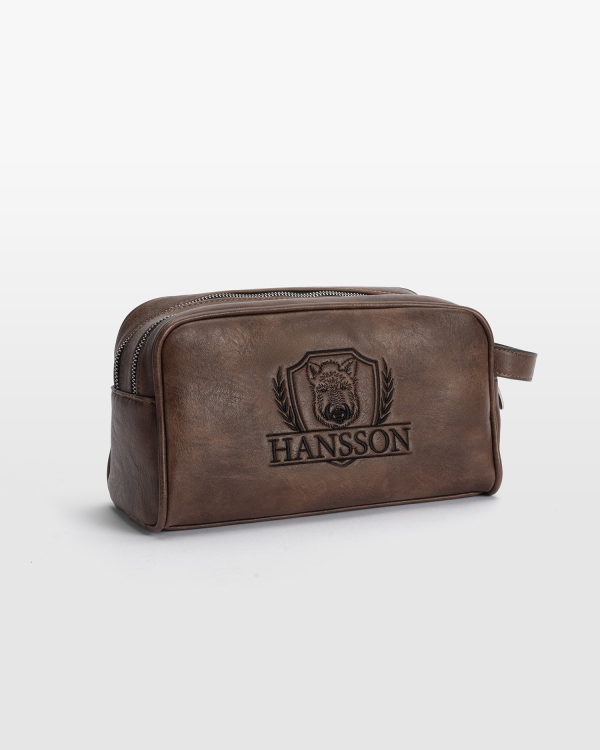 Kraftig necessär i brun med brodert navn og villsvinmotiv, ideell for stil og praktisk oppbevaring.