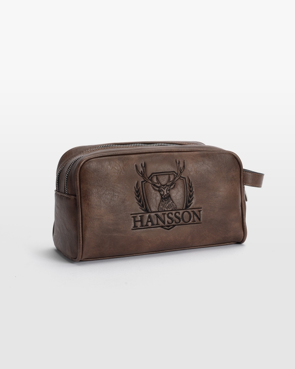 Stilren necessär i brun med personlig brodert navn og hjortemotiv, perfekt for reiser og organisert oppbevaring.