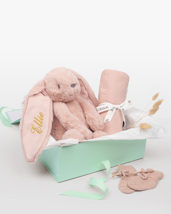 Sett med kosedyrskanin med navn, teppe i musselin og strikkede tøfler til den nyfødte