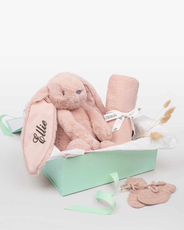 Sett med kosedyrskanin med navn, teppe i musselin og strikkede tøfler til den nyfødte