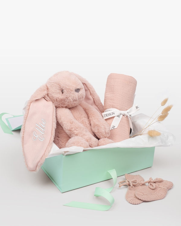 Sett med kosedyrskanin med navn, teppe i musselin og strikkede tøfler til den nyfødte