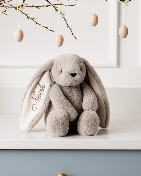 Kosedyr formet som en kanin som broderes med barnets navn i det lange øret
