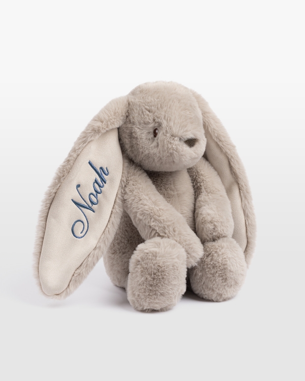 Sandfarget kanin med navn i blå broderi